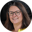 Tanja Schmider vom Reisebüro Oberfell in Wolfach. Lächelnde Frau mit Brille, die ein gelbes Oberteil und eine schwarz umrandete Brille trägt, strahlt Selbstvertrauen und Zugänglichkeit aus, perfekt für die Kundschaft des Reisebüros Oberfell. - Reisebüro Oberfell, Haslach, Wolfach, Zell