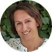 Kathrin Wiechern vom Reisebüro Oberfell in Wolfach. Entdecken Sie den unvergesslichen Charme eines Fotoshootings vor einem grün-blättrigen Hintergrund, mit einer strahlenden Dame mit kurzem Haar als Ihr Model. Der natürliche Zauber des Setups ergänzt perfekt ihr lächelndes Gesicht und bietet ein faszinierendes Fotomotiv für jede Reise-Erinnerungssammlung.