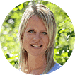 Jennifer Geisinger vom Reisebüro Oberfell in Zell am Harmersbach. Lächelnde Frau mit blonden Haaren im Freien an einem sonnigen Tag, träumt von ihrem bevorstehenden Urlaub. - Reisebüro Oberfell, Haslach, Wolfach, Zell