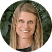 Sandra Waidele vom Reisebüro Oberfell in Wolfach. Eine lächelnde Frau mit langen blonden Haaren, die vor einem grünen Blätterhintergrund steht, fängt die Essenz eines Reisebüro Oberfell-Urlaubs perfekt ein. - Reisebüro Oberfell, Haslach, Wolfach, Zell