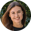 Luisa Stegerer vom Reisebüro Oberfell in Haslach im Kinzigtal. Erleben Sie die ansteckende Fröhlichkeit einer lächelnden jungen Frau mit langem Haar, die eine freundliche und ansprechbare Ausstrahlung bietet, eingebettet in ein üppiges grün tropischer Pflanzenwelt.